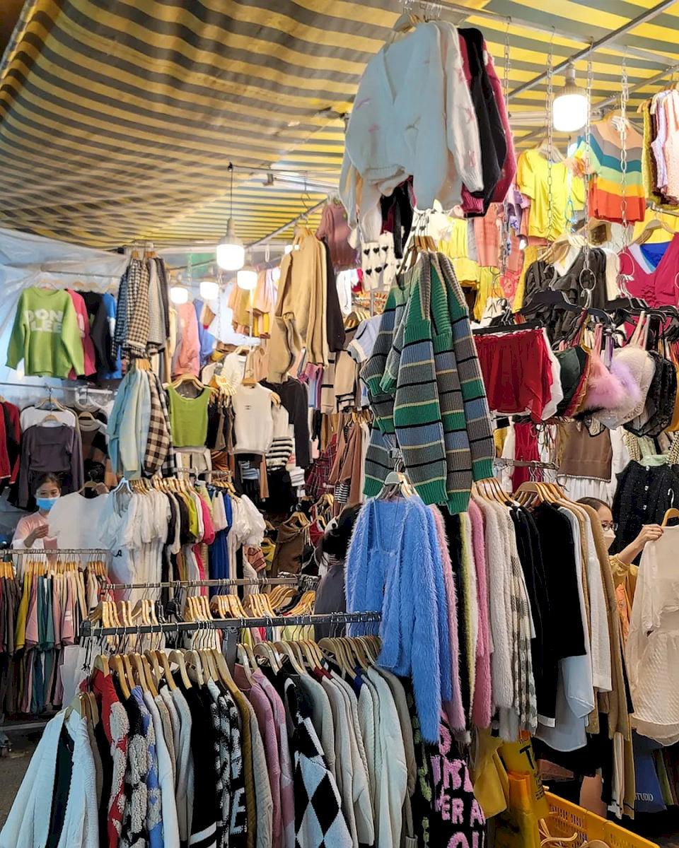 ハントンタイ市場は観光とショッピングで多くの来訪者を魅了しています